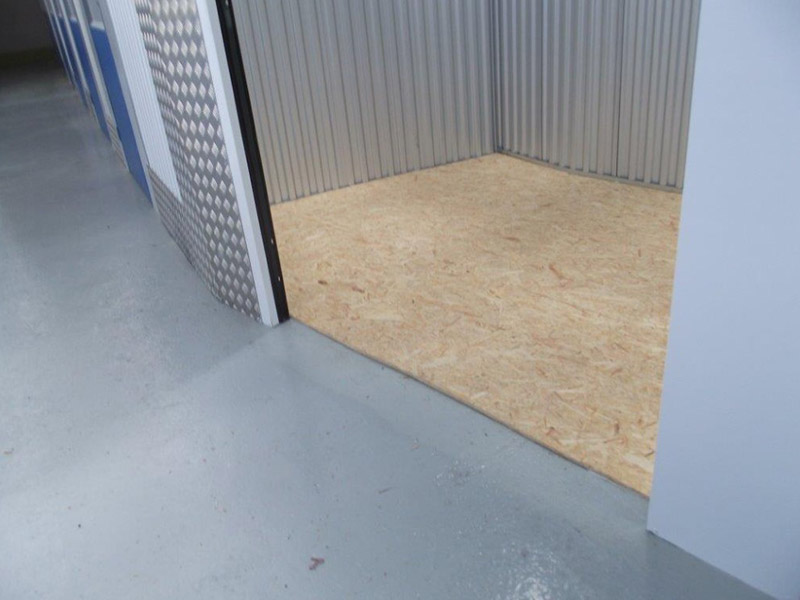 Interieur Plaatsgebrek met rijen beveiligde opslagunits